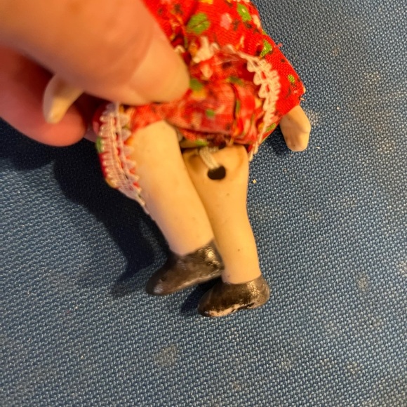 Vintage set of 2 small bisque doll hinged legs boy & girl - Picture 3 of 3